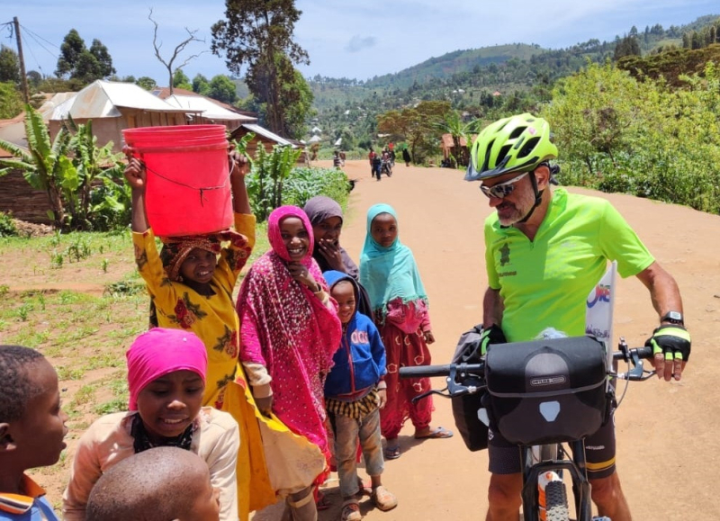 Sociale - Carlo Motta in bicicletta in Africa