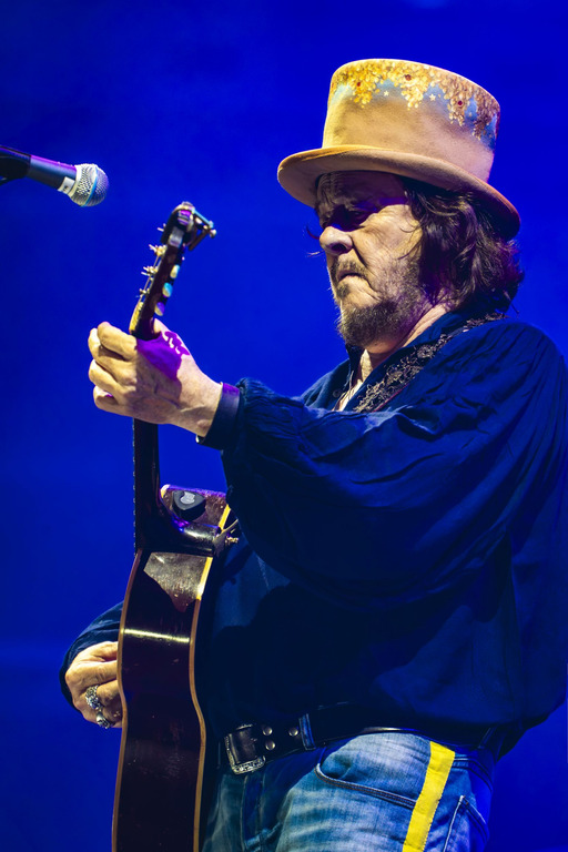 Musica - Zucchero Fornaciari alla chitarra