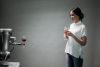 Tecnologia - Ragazzi si confronta con sistema con intelligenza artificiale