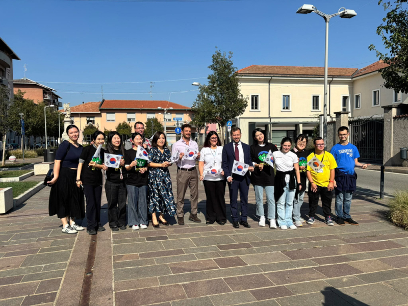 Magnago - Gruppo da Seul in paese